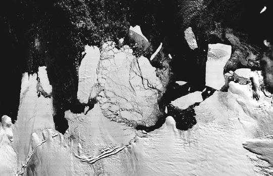 Satellite image of iceberg B17B (top left), some 19 kilometres long, floating in the Ross Sea, near Antarctica. Photo courtesy of gsfc/NASA